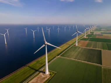 Hava manzaralı rüzgar türbini, rüzgar parkının batı kanadındaki drone manzarası IJsselmeer gölündeki yel değirmeni çiftliği Hollanda 'nın en büyüğü, sürdürülebilir kalkınma, yenilenebilir enerji