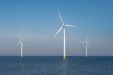 Hava manzaralı rüzgar türbini, rüzgar parkının batı kanadındaki drone manzarası IJsselmeer gölündeki yel değirmeni çiftliği Hollanda 'nın en büyüğü, sürdürülebilir kalkınma, yenilenebilir enerji