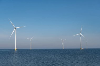 Hava manzaralı rüzgar türbini, rüzgar parkının batı kanadındaki drone manzarası IJsselmeer gölündeki yel değirmeni çiftliği Hollanda 'nın en büyüğü, sürdürülebilir kalkınma, yenilenebilir enerji