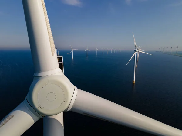 Aerogenerador desde la vista aérea, Drone vista en el parque eólico westermeerdijk una granja de molinos de viento en el lago IJsselmeer el más grande de los Países Bajos, Desarrollo sostenible, energías renovables —  Fotos de Stock