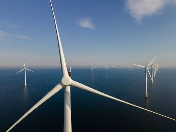 Aerogenerador desde la vista aérea, Drone vista en el parque eólico westermeerdijk una granja de molinos de viento en el lago IJsselmeer el más grande de los Países Bajos, Desarrollo sostenible, energías renovables — Foto de Stock