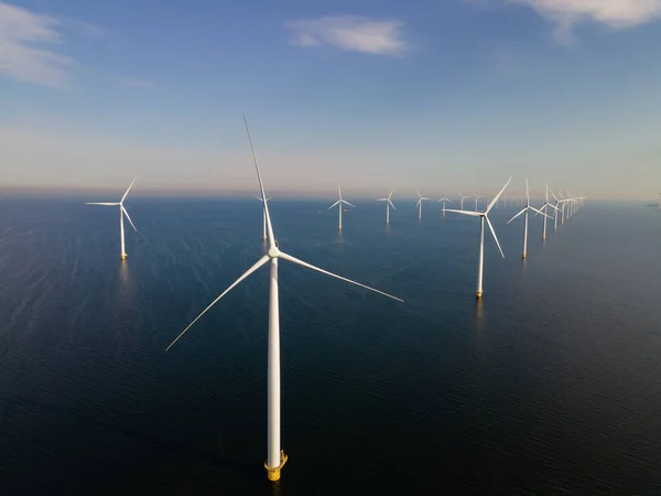 Windturbine vanuit de lucht, Drone view op windpark westermeerdijk een windmolenpark in het IJsselmeer de grootste van Nederland, Duurzame ontwikkeling, Duurzame energie — Stockfoto