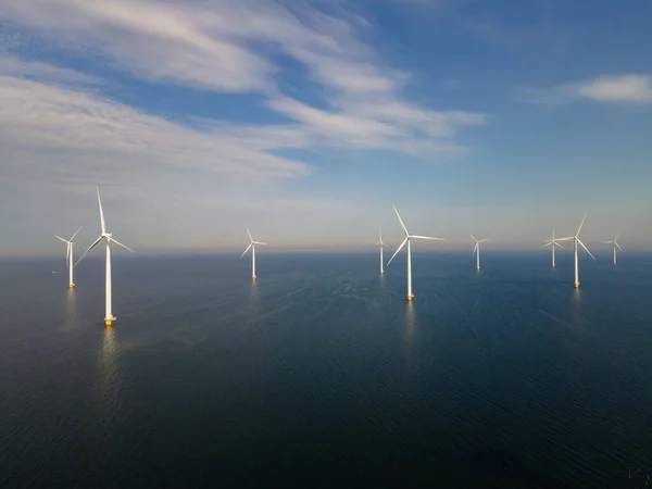 空中から見た風力タービン、風力公園のドローンビュー｜Westmeerdijkaオランダ最大のIJsselmeer湖の風車農場、持続可能な開発、再生可能エネルギー — ストック写真