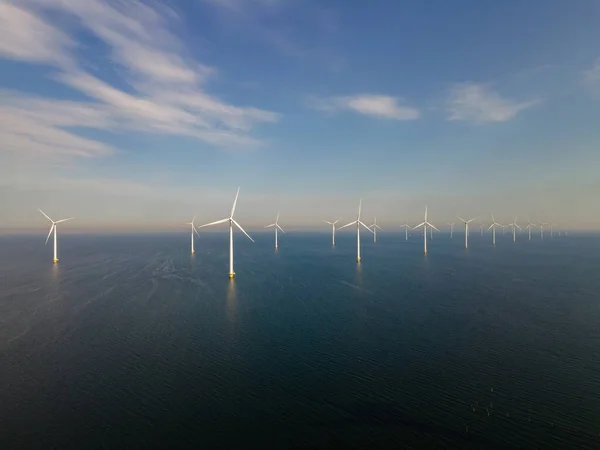 空中から見た風力タービン、風力公園のドローンビュー｜Westmeerdijkaオランダ最大のIJsselmeer湖の風車農場、持続可能な開発、再生可能エネルギー — ストック写真