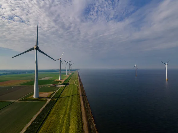 Turbina wiatrowa z lotu ptaka, Widok drona na park wiatrowy Westermeerdijk farma wiatraków w jeziorze IJsselmeer największy w Holandii, Zrównoważony rozwój, Energia odnawialna — Zdjęcie stockowe