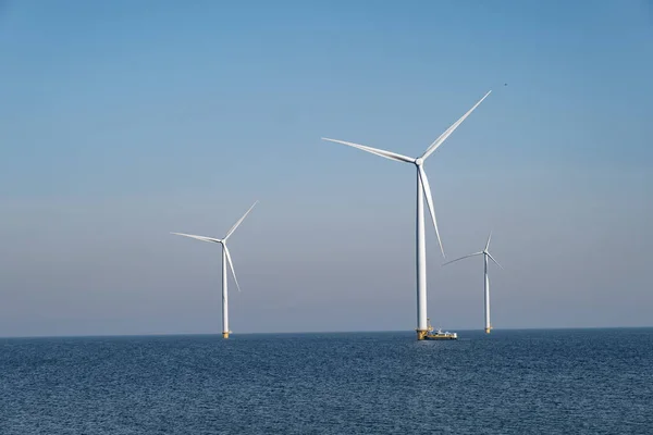 Windkraftanlage aus der Luft, Drohnenblick im Windpark Westmeerdijk, Windkraftpark im IJsselmeer, der größte in den Niederlanden, Nachhaltige Entwicklung, erneuerbare Energien — Stockfoto