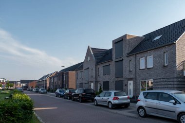Modern aile evleri olan Hollanda Suburban bölgesi, Hollanda 'da yeni inşa edilmiş modern aile evleri, Hollanda aile evi, apartman dairesi