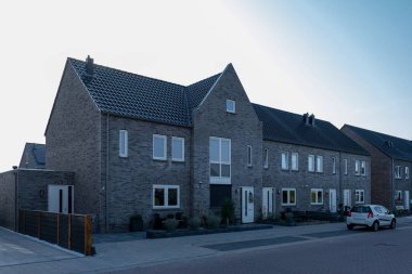 Modern aile evleri olan Hollanda Suburban bölgesi, Hollanda 'da yeni inşa edilmiş modern aile evleri, Hollanda aile evi, apartman dairesi