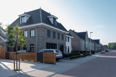 Modern aile evleri olan Hollanda Suburban bölgesi, Hollanda 'da yeni inşa edilmiş modern aile evleri, Hollanda aile evi, apartman dairesi