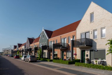 Modern aile evleri olan Hollanda Suburban bölgesi, Hollanda 'da yeni inşa edilmiş modern aile evleri, Hollanda aile evi, apartman dairesi