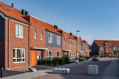Modern aile evleri olan Hollanda Suburban bölgesi, Hollanda 'da yeni inşa edilmiş modern aile evleri, Hollanda aile evi, apartman dairesi