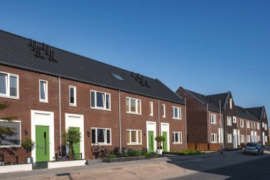 Modern aile evleri olan Hollanda Suburban bölgesi, Hollanda 'da yeni inşa edilmiş modern aile evleri, Hollanda aile evi, apartman dairesi