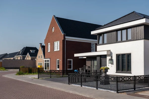 Nederlandse voorstad met moderne gezinswoningen, nieuwbouw moderne gezinswoningen in Nederland, nederlandse gezinswoning, appartementenhuis — Stockfoto