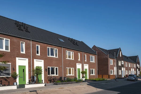 Nizozemská příměstská oblast s moderními rodinnými domy, novostavba moderních rodinných domů v Nizozemsku, holandský rodinný dům, bytový dům — Stock fotografie