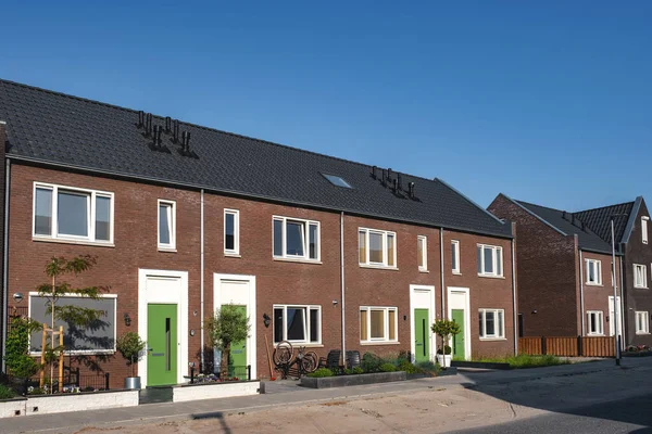 Nederlandse voorstad met moderne gezinswoningen, nieuwbouw moderne gezinswoningen in Nederland, nederlandse gezinswoning, appartementenhuis — Stockfoto