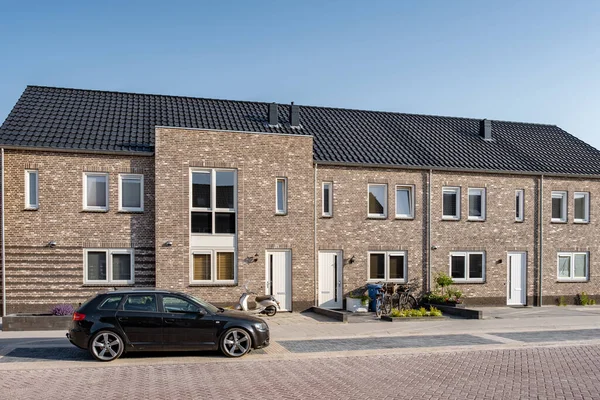 Nederlandse voorstad met moderne gezinswoningen, nieuwbouw moderne gezinswoningen in Nederland, nederlandse gezinswoning, appartementenhuis — Stockfoto