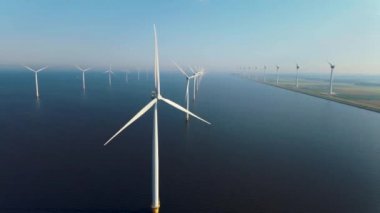 Bulutları ve mavi gökyüzü olan off-shore yel değirmeni parkı, okyanus drone parkı rüzgar türbini Flevoland Hollanda Ijsselmeer ile hava manzaralı
