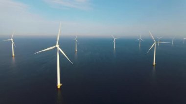 Bulutları ve mavi gökyüzü olan off-shore yel değirmeni parkı, okyanus drone parkı rüzgar türbini Flevoland Hollanda Ijsselmeer ile hava manzaralı