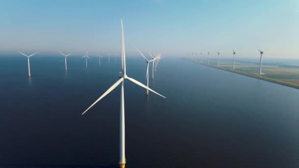 Parque de molinos de viento en alta mar con nubes y un cielo azul, parque de molinos de viento en el océano vista aérea de drones con turbina eólica Flevoland Países Bajos Ijsselmeer — Vídeos de Stock