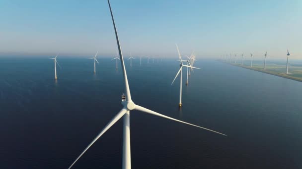 Offshore windmolenpark met wolken en een blauwe lucht, windmolenpark in de drone zeezicht met windturbine Flevoland Nederland IJsselmeer — Stockvideo