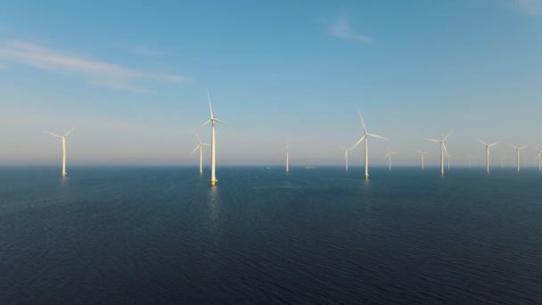 Offshore větrný park s mraky a modrou oblohou, větrný park v oceánu drone letecký pohled s větrnou turbínou Flevoland Nizozemsko Ijsselmeer — Stock video