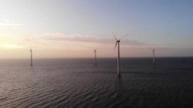 Bulutları ve mavi gökyüzü olan off-shore yel değirmeni parkı, okyanus drone parkı rüzgar türbini Flevoland Hollanda Ijsselmeer ile hava manzaralı