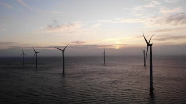 Bulutları ve mavi gökyüzü olan off-shore yel değirmeni parkı, okyanus drone parkı rüzgar türbini Flevoland Hollanda Ijsselmeer ile hava manzaralı