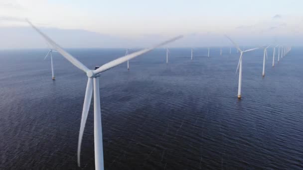 Parco mulino a vento offshore con nuvole e un cielo blu, parco mulino a vento nell'oceano drone vista aerea con turbina eolica Flevoland Paesi Bassi Ijsselmeer — Video Stock