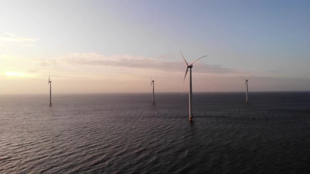 Morski park wiatraków z chmurami i błękitnym niebem, park wiatraków w oceanie widok z lotu drona z turbiną wiatrową Flevoland Holandia Ijsselmeer — Wideo stockowe