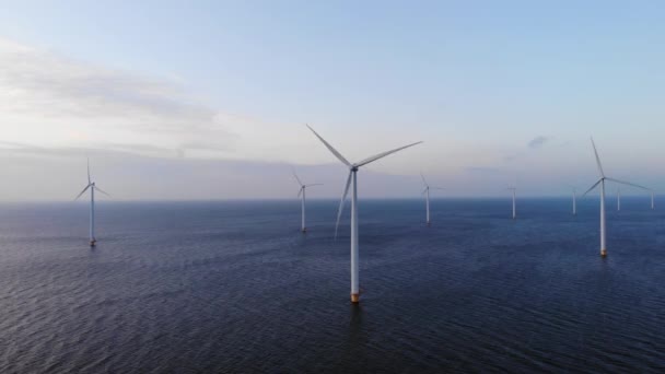 Parco mulino a vento offshore con nuvole e un cielo blu, parco mulino a vento nell'oceano drone vista aerea con turbina eolica Flevoland Paesi Bassi Ijsselmeer — Video Stock