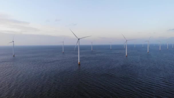 Parque de moinho de vento offshore com nuvens e um céu azul, parque de moinho de vento no oceano vista aérea drone com turbina eólica Flevoland Holanda Ijsselmeer — Vídeo de Stock