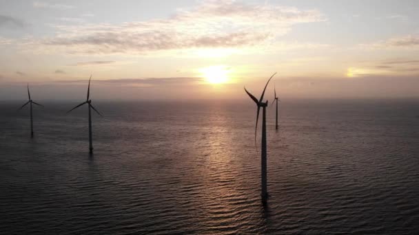 Parque de molinos de viento en alta mar con nubes y un cielo azul, parque de molinos de viento en el océano vista aérea de drones con turbina eólica Flevoland Países Bajos Ijsselmeer — Vídeo de stock