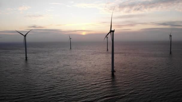 Parque de molinos de viento en alta mar con nubes y un cielo azul, parque de molinos de viento en el océano vista aérea de drones con turbina eólica Flevoland Países Bajos Ijsselmeer — Vídeo de stock