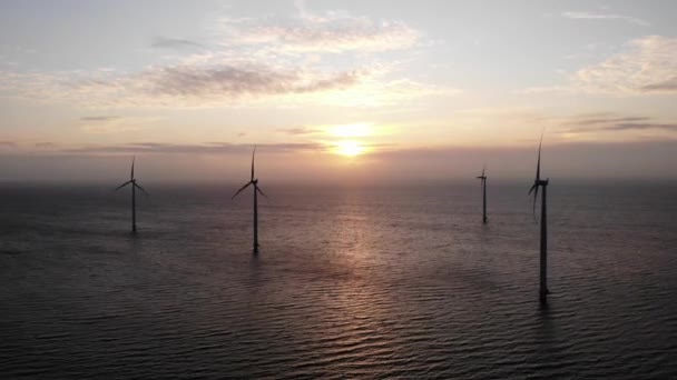 Parque de molinos de viento en alta mar con nubes y un cielo azul, parque de molinos de viento en el océano vista aérea de drones con turbina eólica Flevoland Países Bajos Ijsselmeer — Vídeo de stock