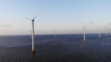 Bulutları ve mavi gökyüzü olan off-shore yel değirmeni parkı, okyanus drone parkı rüzgar türbini Flevoland Hollanda Ijsselmeer ile hava manzaralı