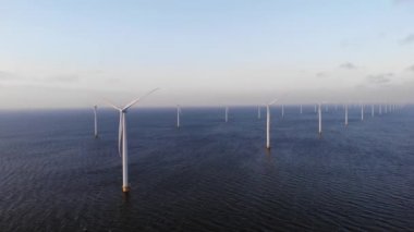 Bulutları ve mavi gökyüzü olan off-shore yel değirmeni parkı, okyanus drone parkı rüzgar türbini Flevoland Hollanda Ijsselmeer ile hava manzaralı