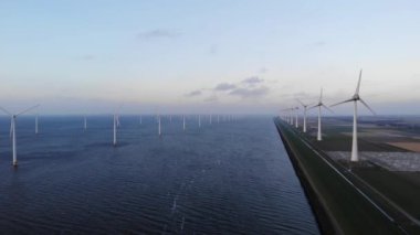 Bulutları ve mavi gökyüzü olan off-shore yel değirmeni parkı, okyanus drone parkı rüzgar türbini Flevoland Hollanda Ijsselmeer ile hava manzaralı