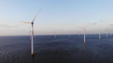 Bulutları ve mavi gökyüzü olan off-shore yel değirmeni parkı, okyanus drone parkı rüzgar türbini Flevoland Hollanda Ijsselmeer ile hava manzaralı