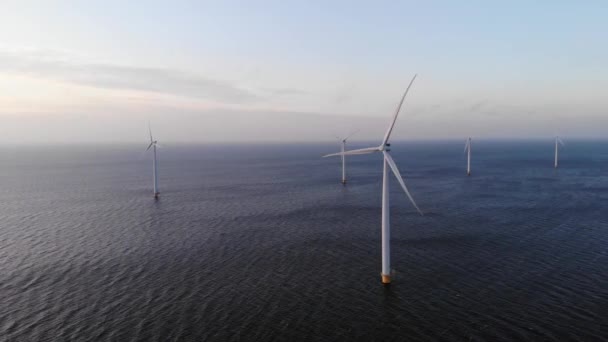 Offshore väderkvarn park med moln och en blå himmel, väderkvarn park i havet drönare antenn utsikt med vindkraftverk Flevoland Nederländerna Ijsselmeer — Stockvideo