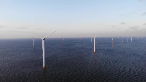 Parque de molinos de viento en alta mar con nubes y un cielo azul, parque de molinos de viento en el océano vista aérea de drones con turbina eólica Flevoland Países Bajos Ijsselmeer — Vídeos de Stock