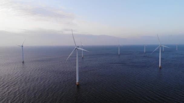 Parque de molinos de viento en alta mar con nubes y un cielo azul, parque de molinos de viento en el océano vista aérea de drones con turbina eólica Flevoland Países Bajos Ijsselmeer — Vídeo de stock