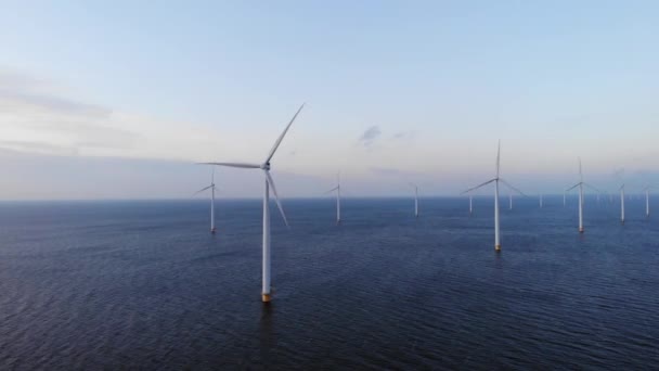 Offshore-Windmühlenpark mit Wolken und blauem Himmel, Windmühlenpark im Meer Drohnen-Luftaufnahme mit Windkraftanlage Flevoland — Stockvideo