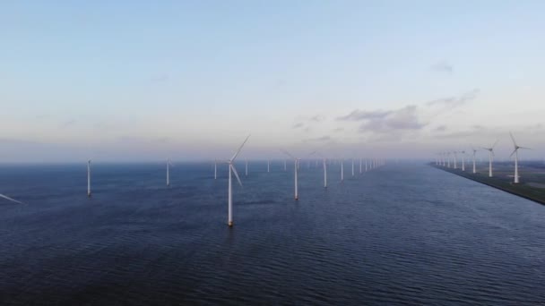 Offshore větrný park s mraky a modrou oblohou, větrný park v oceánu drone letecký pohled s větrnou turbínou Flevoland Nizozemsko Ijsselmeer — Stock video