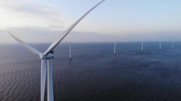 Офшорний вітряний парк з хмарами і блакитним небом, вітряний парк в океані безпілотний вид з вітряної турбіни Flevoland Netherlands Ijsselmeer — стокове відео