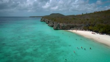  Curacao, Playa Cas Abou, Curacao 'daki Karayip adasındaki Cas Abou Sahili mavi okyanuslu tropikal beyaz plajı.