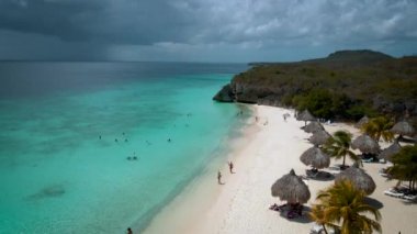  Curacao, Playa Cas Abou, Curacao 'daki Karayip adasındaki Cas Abou Sahili mavi okyanuslu tropikal beyaz plajı.