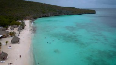  Curacao, Playa Cas Abou, Curacao 'daki Karayip adasındaki Cas Abou Sahili mavi okyanuslu tropikal beyaz plajı.