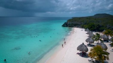  Curacao, Playa Cas Abou, Curacao 'daki Karayip adasındaki Cas Abou Sahili mavi okyanuslu tropikal beyaz plajı.