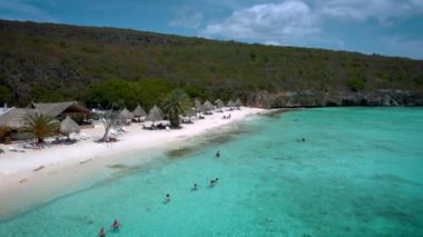  Curacao, Playa Cas Abou, Curacao 'daki Karayip adasındaki Cas Abou Sahili mavi okyanuslu tropikal beyaz plajı.