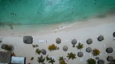  Curacao, Playa Cas Abou, Curacao 'daki Karayip adasındaki Cas Abou Sahili mavi okyanuslu tropikal beyaz plajı.